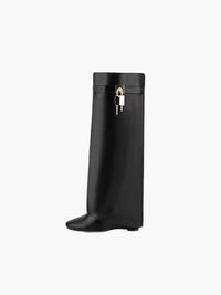Heidi-Mode | Stiefel - Damen - goldfarbene Schnalle Detail - nachhaltiger und tierfreundlicher Stiefel mit luxuriösem Aussehen – Schwarz