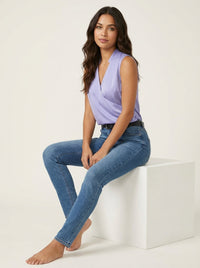 Stilvolles ärmelloses Wickeltop - Elara – Blau