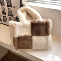 Stilvolle Plüschhandtasche für Damen – vielseitiger Stauraum – Winteraccessoire – Weiß/Braun