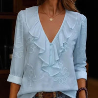 Anneliese™ Bluse mit V-Ausschnitt, Frontvolants und floraler Stickerei – Hellblau