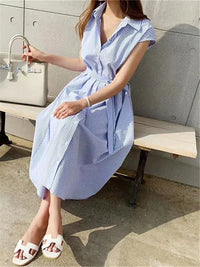 Rania Gestreiftes Kleid | Modernes trendiges A-Linien-Kleid mit kurzen Ärmeln für den Sommer für Frauen – Blau