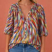 Bedruckte Bluse mit V-Ausschnitt und Knopfverschluss für Damen | Mireya – Mehrfarbig