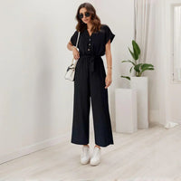 Evelyne™ Jumpsuit aus Soft-Stoff mit Knöpfen und Bindegürtel – Schwarz
