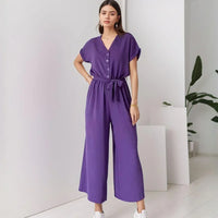 Evelyne™ Jumpsuit aus Soft-Stoff mit Knöpfen und Bindegürtel – Lila