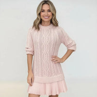 Wien Classic™ Kleid aus handgefertigtem Strick mit leichten Falten / Eleganz und Klasse in perfekter Harmonie! – Rosa