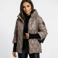 Vogue™ Steppjacke aus Baumwolle mit Strukturierter Kapuze und Layered-Ärmeldesign – Camel