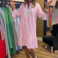 Hazel™ Kleid mit Lochspitzen Details und Rüschensaum – Rosa