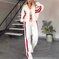 Angelina™ Set mit Stehkragenjacke und modernen Streifen – Weiß