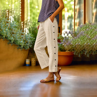 Ella™ Cropped-Hose aus Baumwoll-Leinen mit Eleganten Seitlichen Knöpfen – Cremefarben
