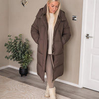 Chamonix™ Langer Steppmantel mit Kapuze und Hohem Kragen – Braun