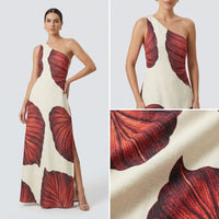 Yara™ Maxikleid aus strukturierter Viskose mit seitlichem Schlitz und asymmetrischem Ausschnitt – Rot