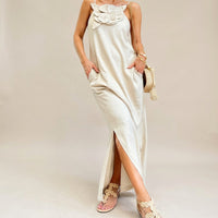 Carmela™ Elegantes Kleid mit Handgefertigter Blume – Khaki