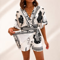 Azzurine™ Skort-Jumpsuit Mit Wickeloptik, Seitlicher Bindung Und Exklusivem Mediterranem Print – Schwarz