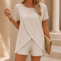 Zweiteiler Lenora™ mit überlappendem Oberteil und locker fallender Shorts – Beige