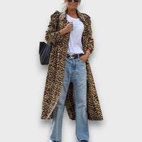 Leona – Samtiger Mantel im Leopardenmuster – Leo-Muster