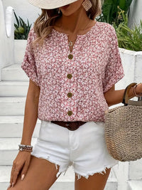 Amira | Luftige Bluse mit Blumenmuster & Holzknopf-Details – Rosa