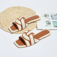 Ashanti | Flache Sandalen mit gekreuzten Riemen – Apricot