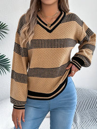 ELEGANTER GESTREIFTER V-AUSSCHNITT-PULLOVER | MODERNER STIL, HOHER KOMFORT – Khaki