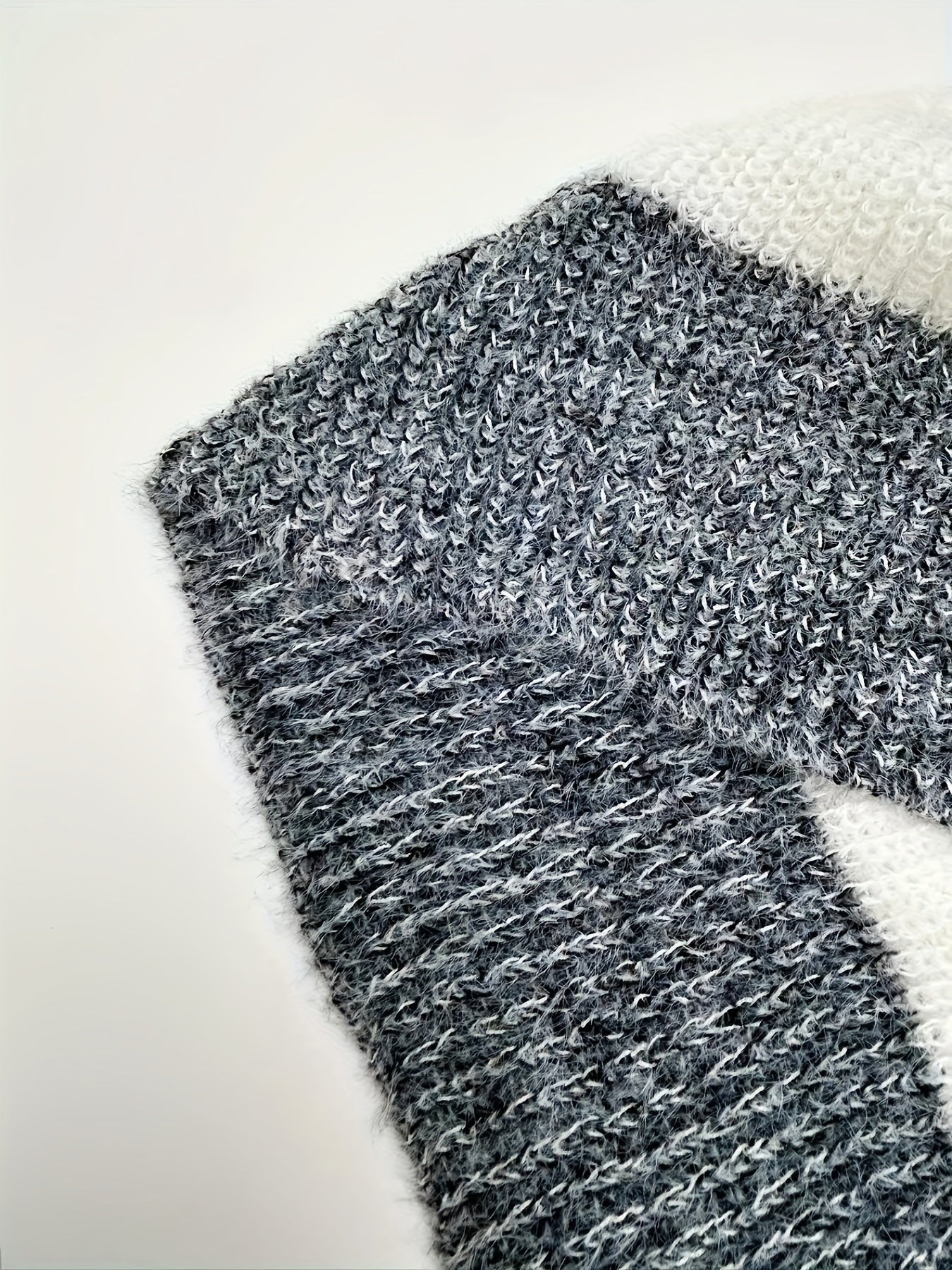 Leyrisa | Block Strickkleid mit Flausch-Effekt