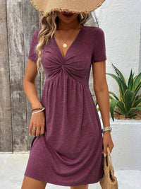 Mila | Kurzarm V-Ausschnitt Twistkleid – Tiefes Purpur