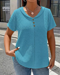 Quintessa - V-Ausschnitt-Bluse mit Knopfdetail – Himmelblau