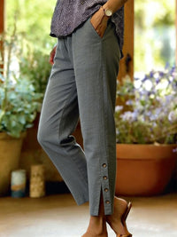 Bellamy - Knöchellange Hose mit Knopfdetail – Grau