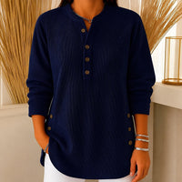 Jocelyn - Ein gemütlicher Damenpullover mit Knopfdetails – Marine