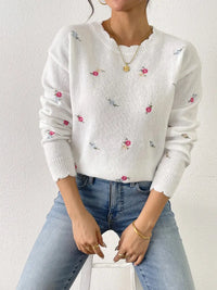 Parandaya | Kuscheliger Pullover mit Blumenstickerei und Muschelsaum – Weiß