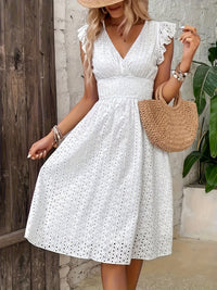 Thalya | Kleid mit Wickelausschnitt und Ösen in A-Linie – Weiß