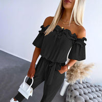 CAMILA – Schicker Off-Shoulder Volant-Hüftgurt-Jumpsuit – Schwarz