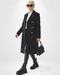 Langer Damenmantel mit goldenen Knopfdetails – Schwarz