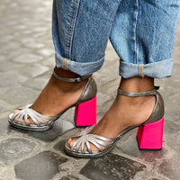 Naelle  | Glänzende Sandalen mit breitem Absatz und eleganter Schnalle – Silber
