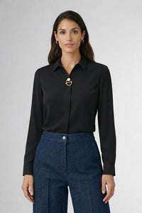 Elegante Langarm Bluse für Damen mit verdeckter Knopfleiste und dekorativer Schmuckspange – Schwarz