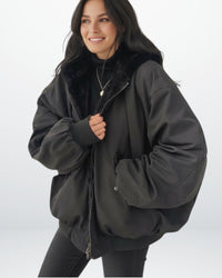 Oversized Winterjacke für Damen mit weicher Kapuze aus Kunstpelz im Bomber-Stil – Schwarz