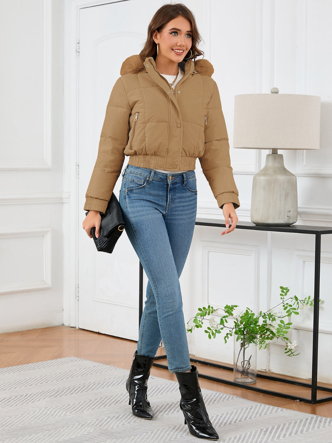 Zaviana | Damen wintermantel mit kapuze, taschen und langen ärmeln im cropped design