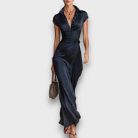 Selira – Satin-Maxikleid mit Reverskragen – Marine