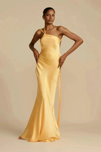 Maxine - Elegant one-shoulder dress with open back and sloped neckline – Gelb