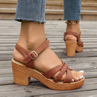 Gwendolyn | Damen Riemchensandalen Geflochtene Details – Braun