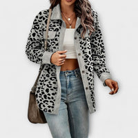 Mila | Damen Hemdjacke mit modernem Leopardenmuster – Dunkelgrau