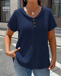 Quintessa - V-Ausschnitt-Bluse mit Knopfdetail – Blau