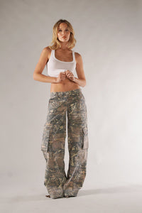 Damen Cargohose mit Camouflage-Muster und aufgesetzten Seitentaschen – Mehrfarbig