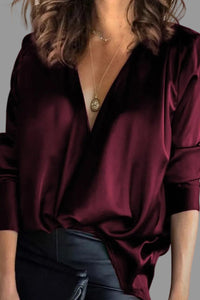 Amelie | Damen Elegante Satin-Bluse Tiefer V-Ausschnitt Langarm – Bordeaux