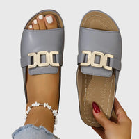 Damen Flat Mule-Sandalen mit breitem Riemen und Goldkettenornament – Grau