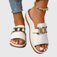 Damen Flat Mule-Sandalen mit breitem Riemen und Goldkettenornament – Weiß
