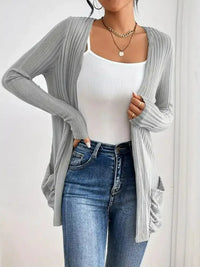 Damen Gerippte Langarm Strickjacke mit offener Front und gerafften Fronttaschen – Hellgrau