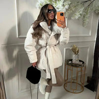Damen Gesteppte Pufferjacke mit Gürtel breitem Kragen Brusttaschen und gerippten Bündchen – Beige