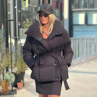 Damen Gesteppte Pufferjacke mit Gürtel breitem Kragen Brusttaschen und gerippten Bündchen – Schwarz