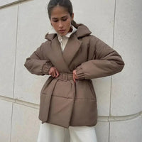 Damen Gesteppte Pufferjacke mit Gürtel breitem Kragen und gerippten Bündchen – Camel