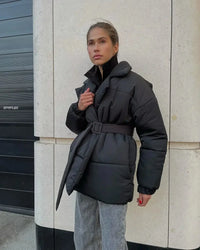 Damen Gesteppte Pufferjacke mit Gürtel breitem Kragen und gerippten Bündchen – Schwarz