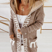 Marlene | Damen Gestrickte Kapuzenjacke mit Schriftzug Muster Offene Strickjacke – Braun
